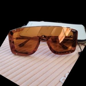 QUAY GLASSES , CARAMEL COLOR